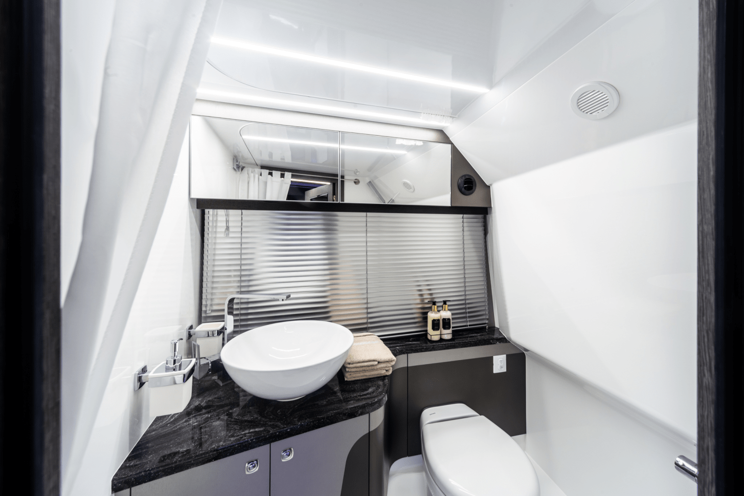 Slide: The Image of Galeon 325 GTO 2024 - 42