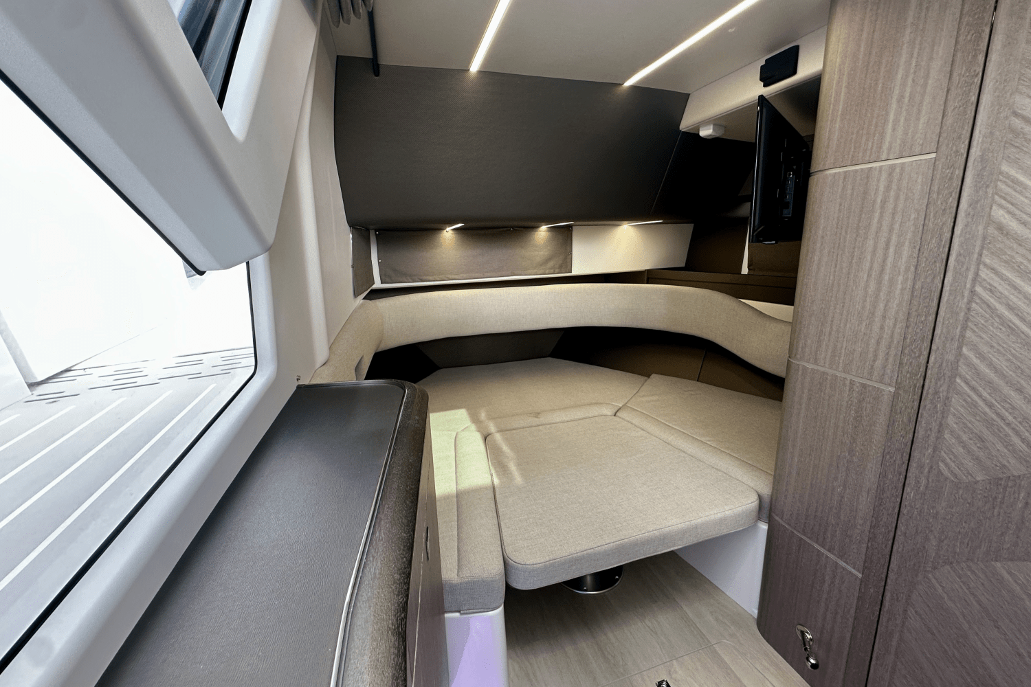 Slide: The Image of Galeon 375 GTO 2026 - 42