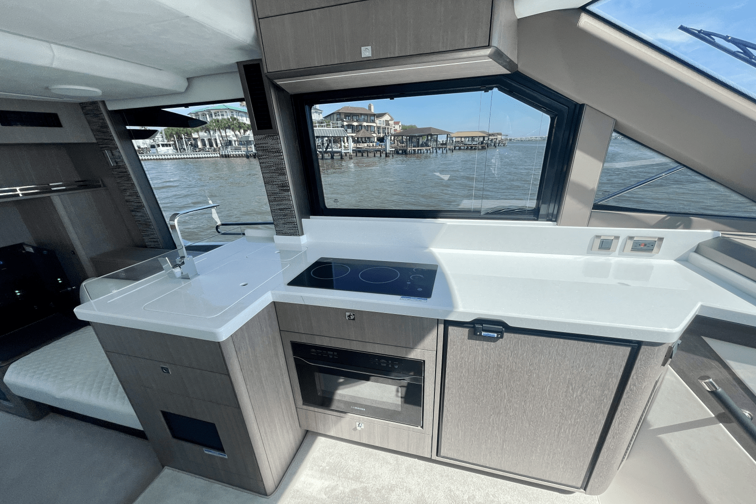Slide: The Image of Galeon 400 FLY 2024 - 13