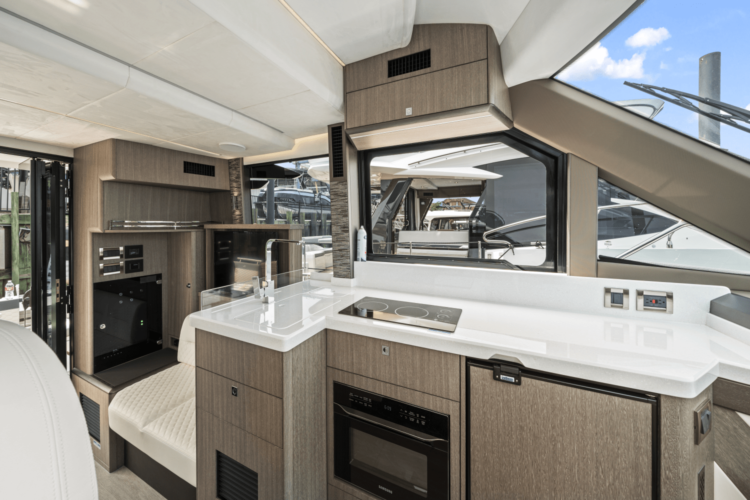 Slide: The Image of Galeon 400 FLY 2024 - 17
