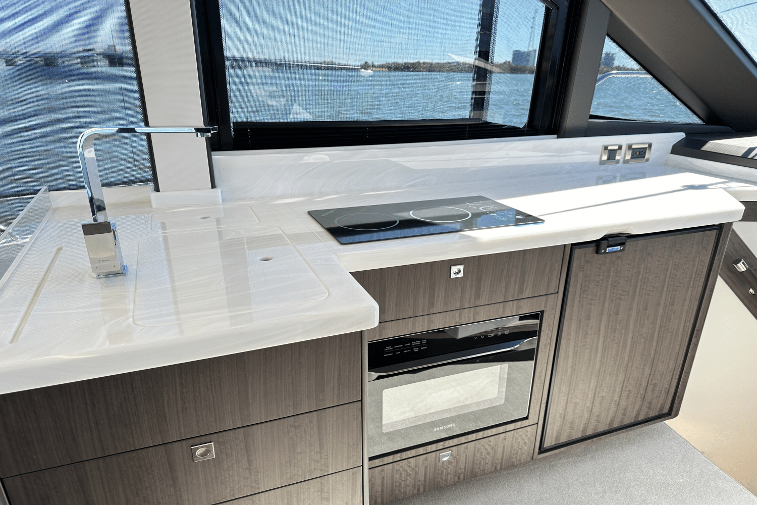 Slide: The Image of Galeon 400 FLY 2024 - 18