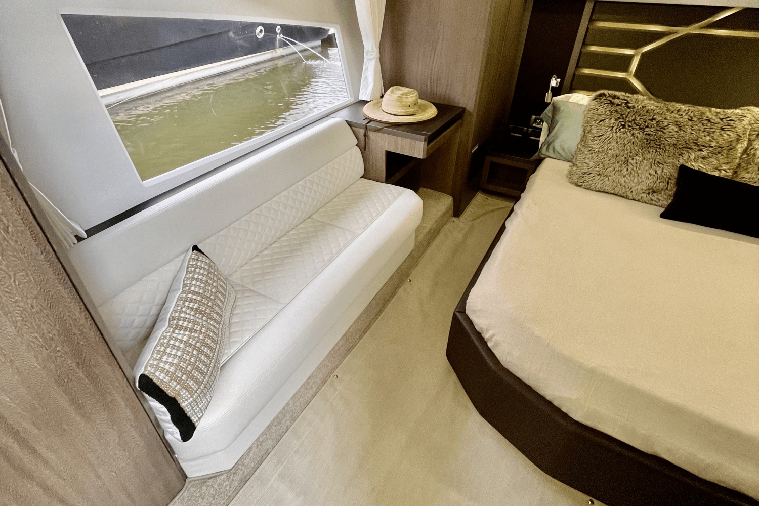 Slide: The Image of Galeon 425 HTS 2019 - 17