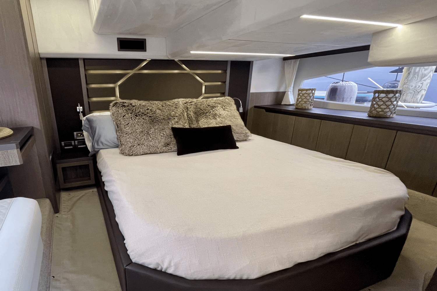 Slide: The Image of Galeon 425 HTS 2019 - 18