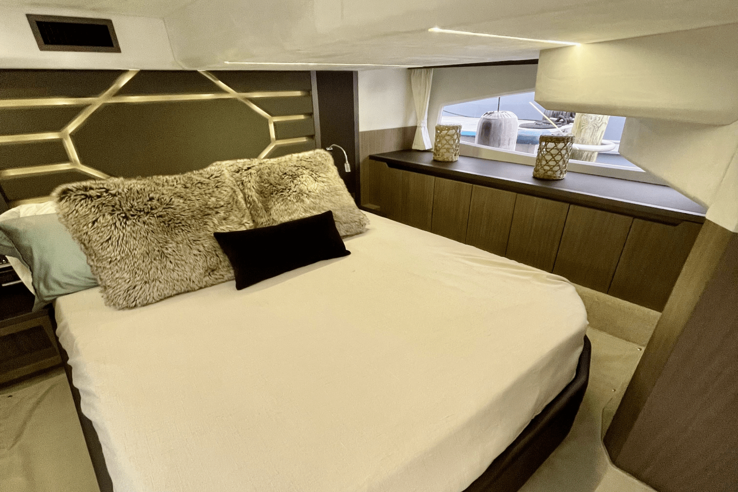 Slide: The Image of Galeon 425 HTS 2019 - 19