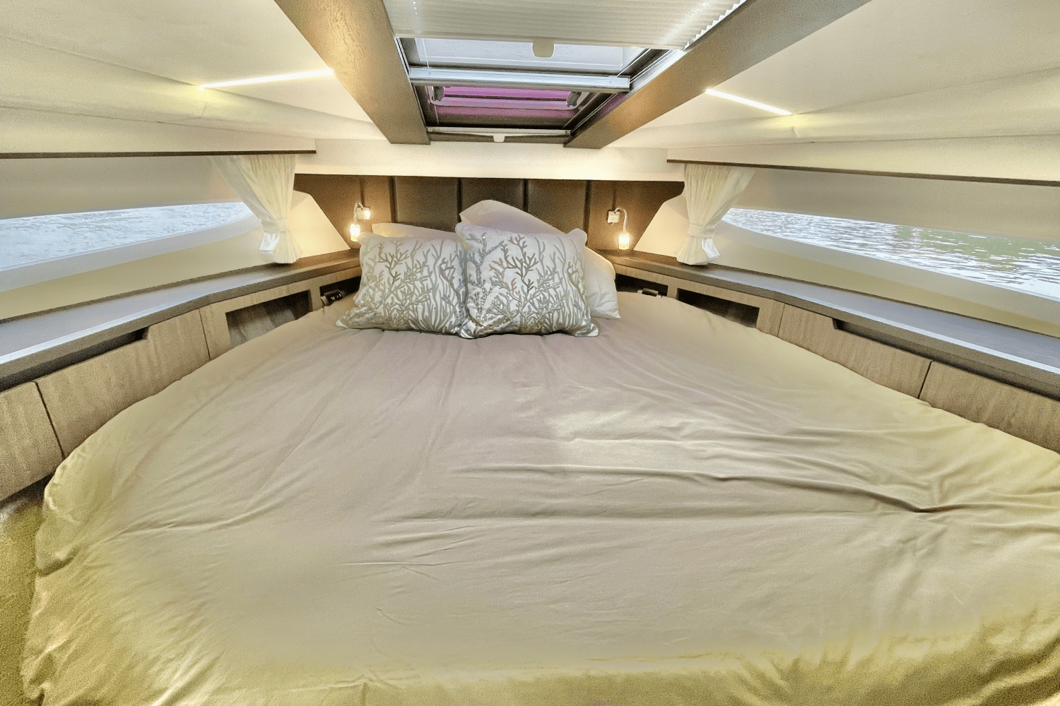 Slide: The Image of Galeon 425 HTS 2019 - 21