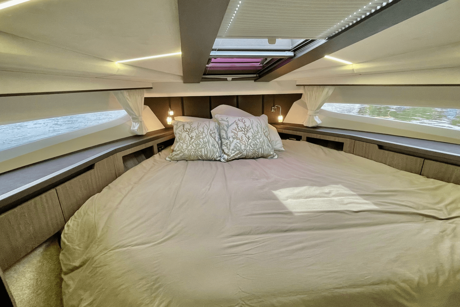 Slide: The Image of Galeon 425 HTS 2019 - 22