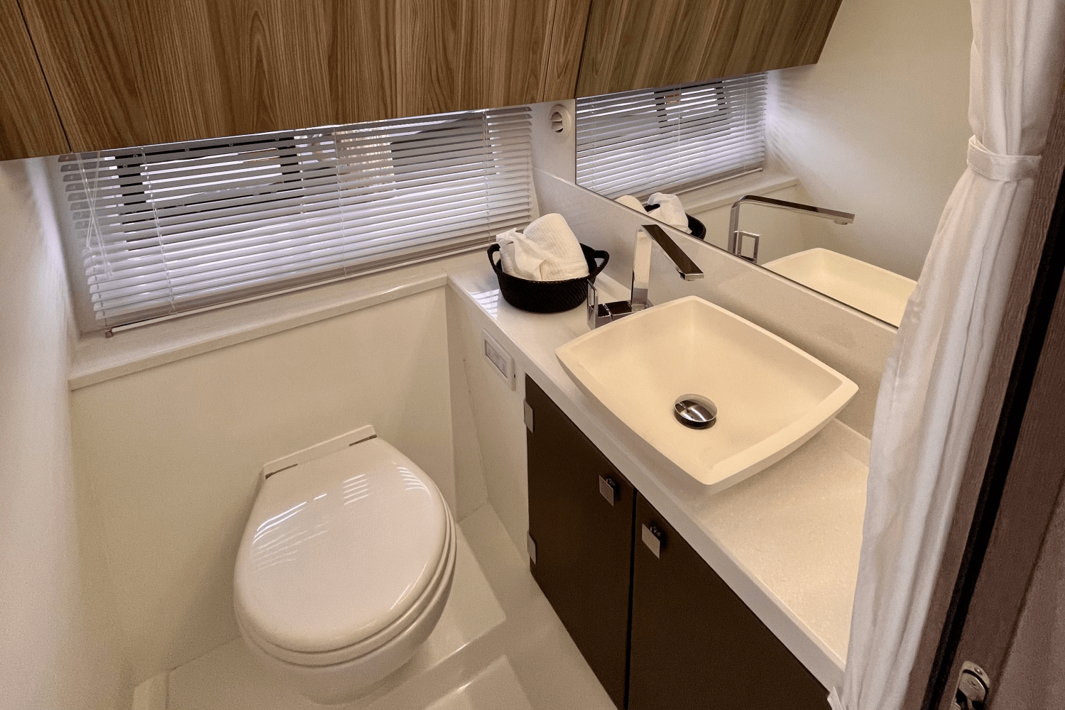 Slide: The Image of Galeon 425 HTS 2019 - 24