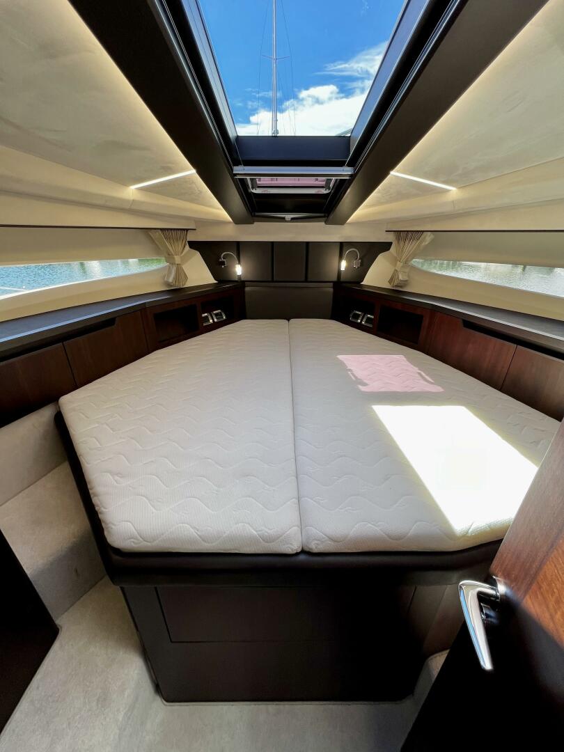 Slide: The Image of Galeon 425 HTS 2021 - 5500965