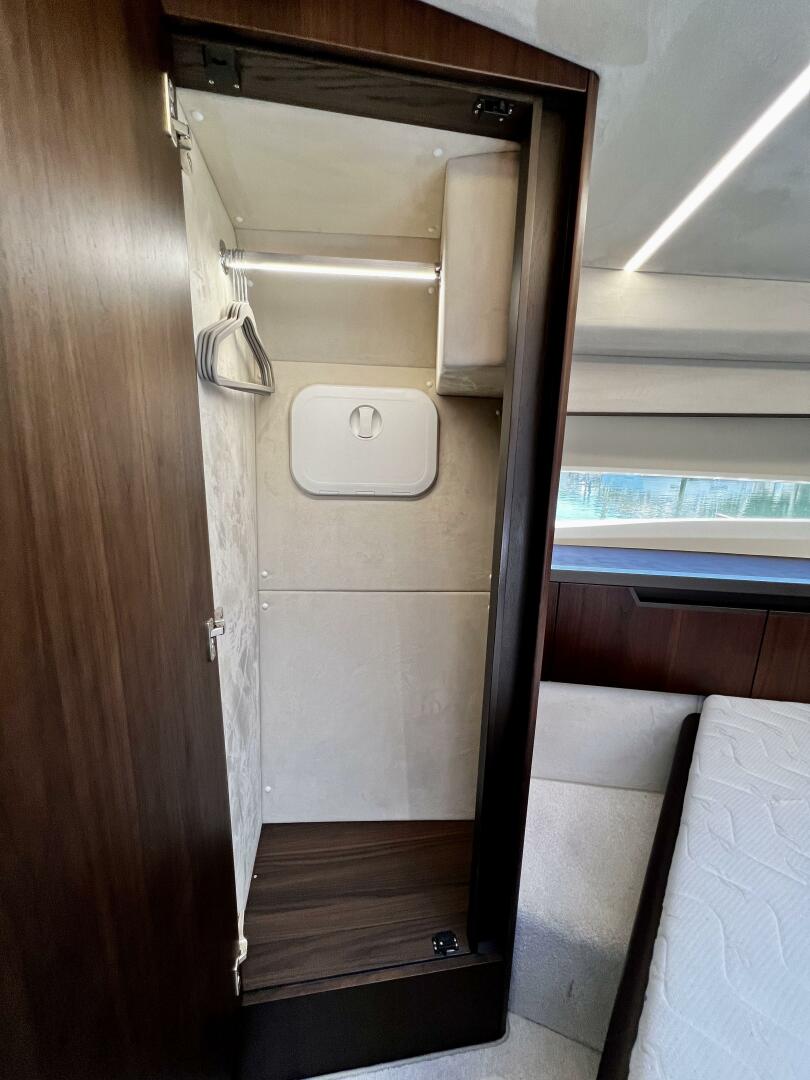 Slide: The Image of Galeon 425 HTS 2021 - 5500968