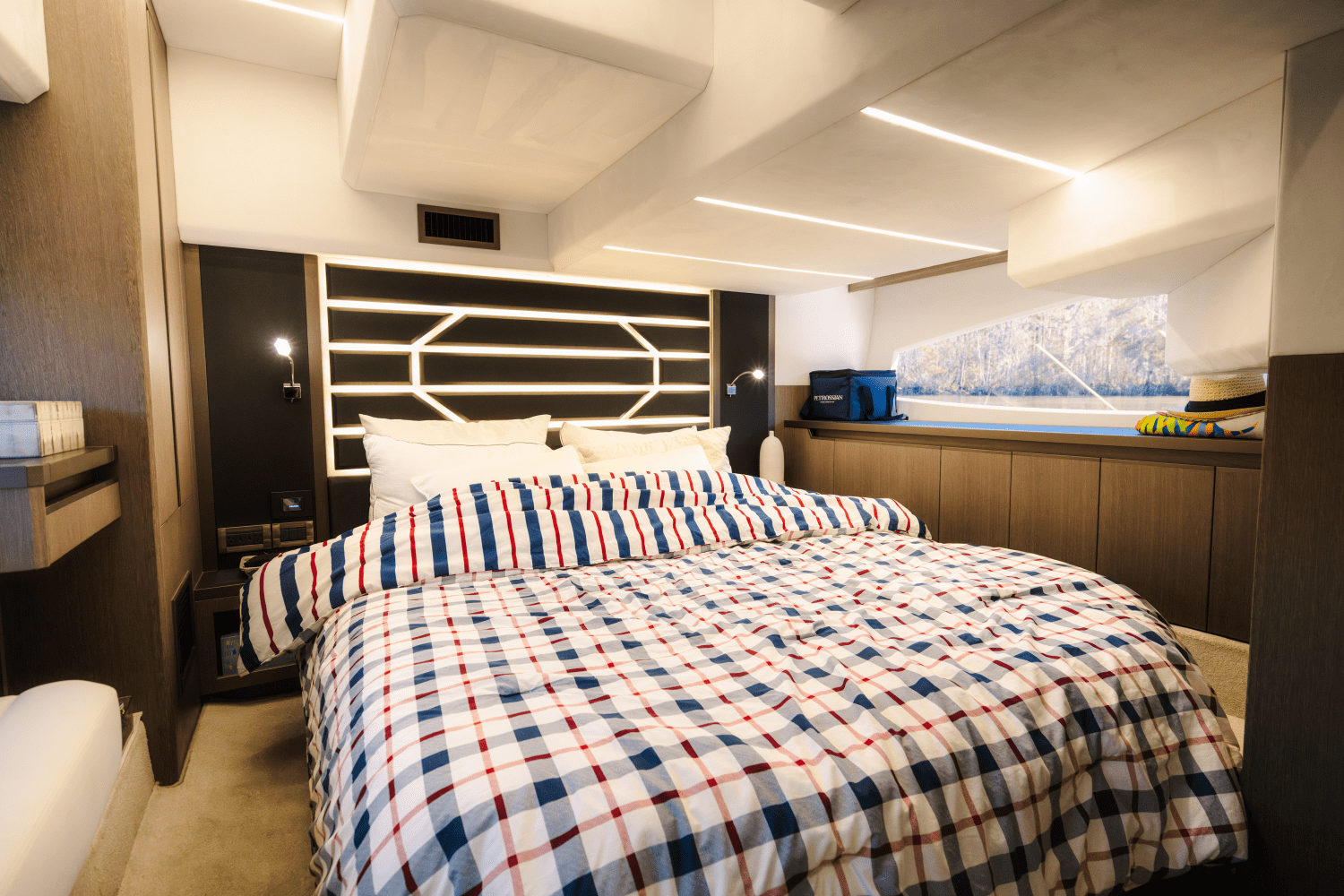 Slide: The Image of Galeon 425 HTS 2023 - 10