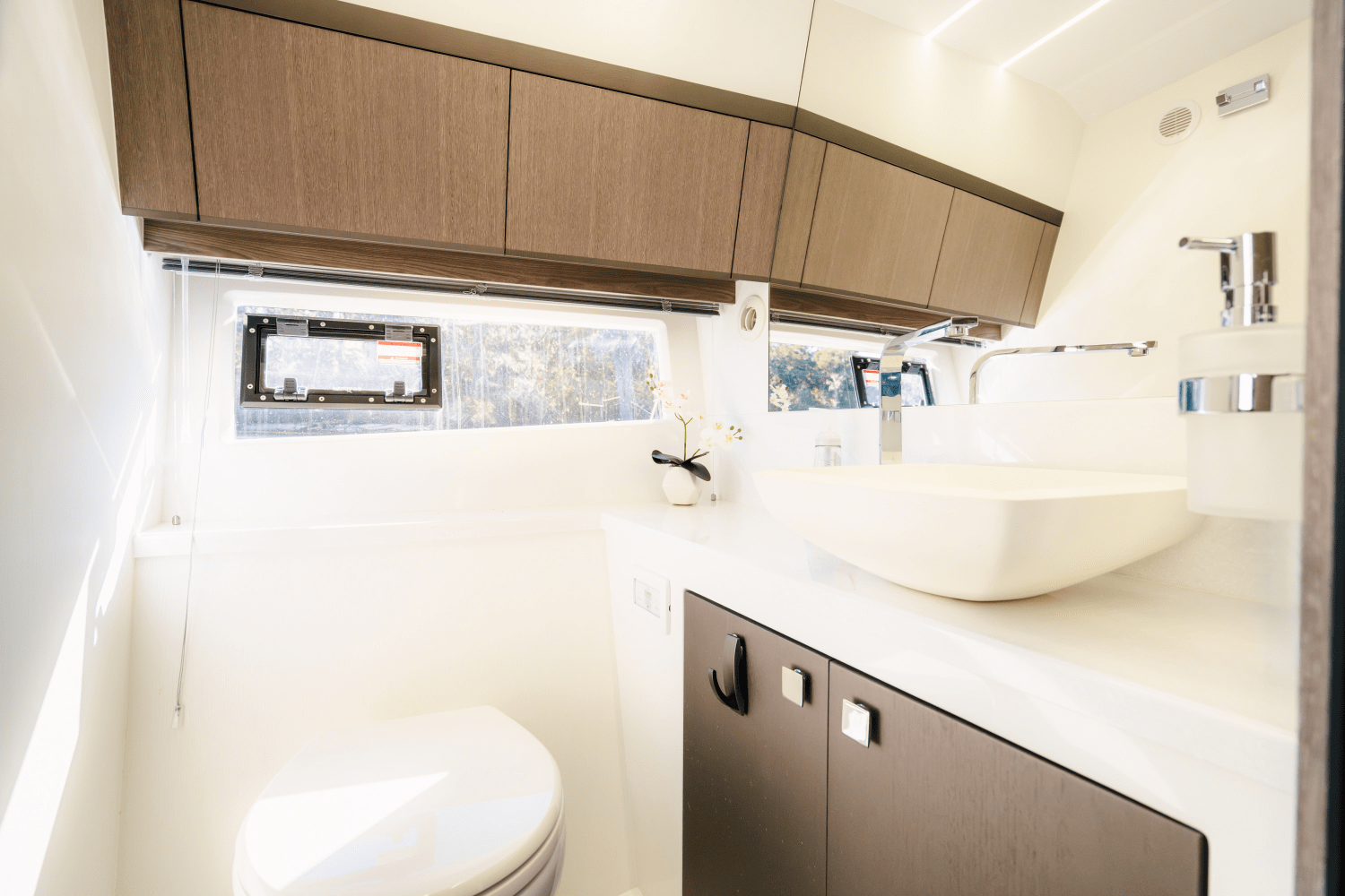 Slide: The Image of Galeon 425 HTS 2023 - 17