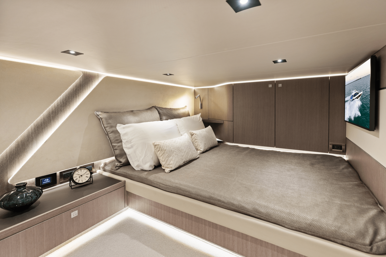 Slide: The Image of Galeon 435 GTO 2026 - 60