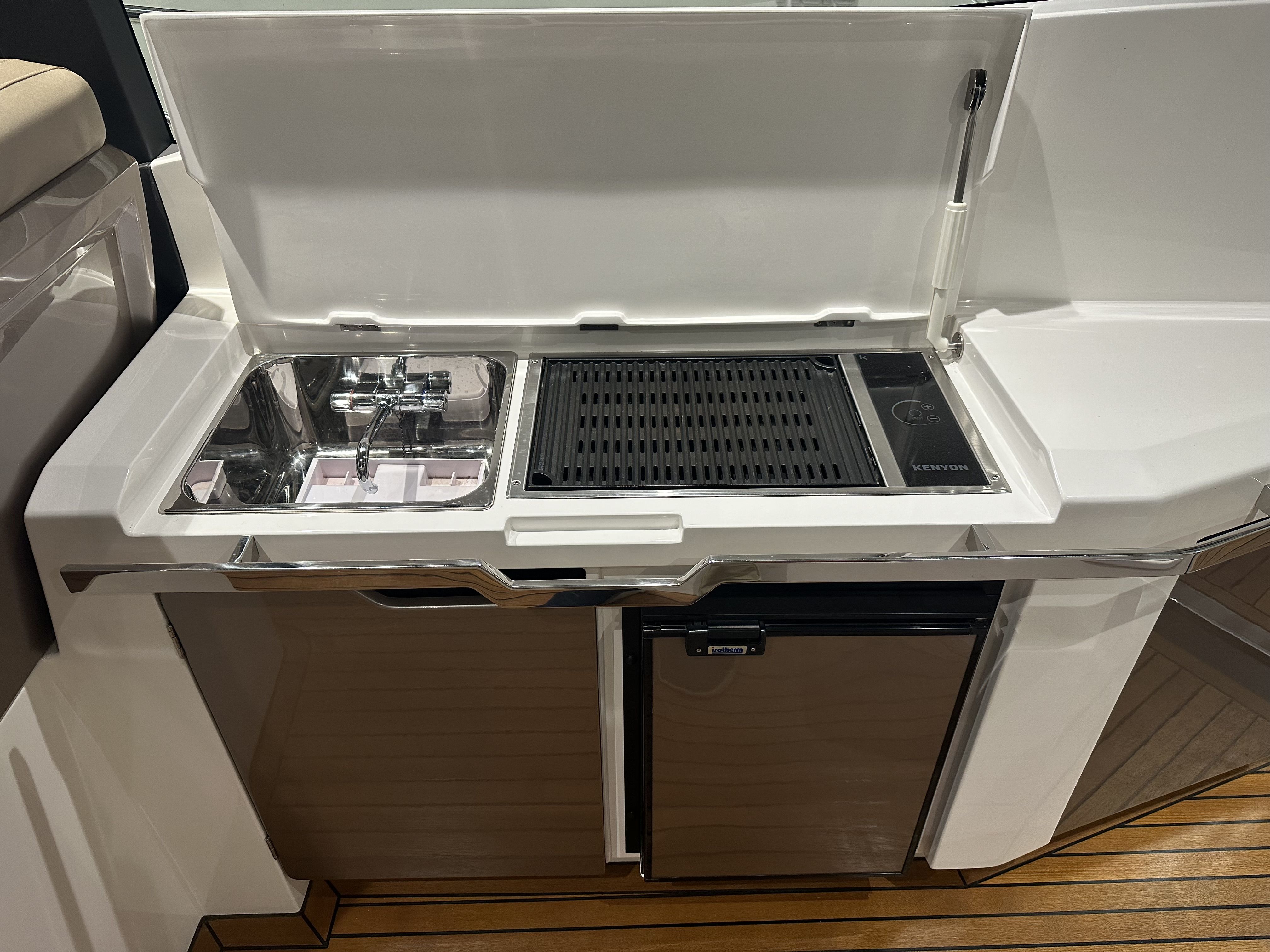 Slide: The Image of Galeon 445 HTS 2016 - 18
