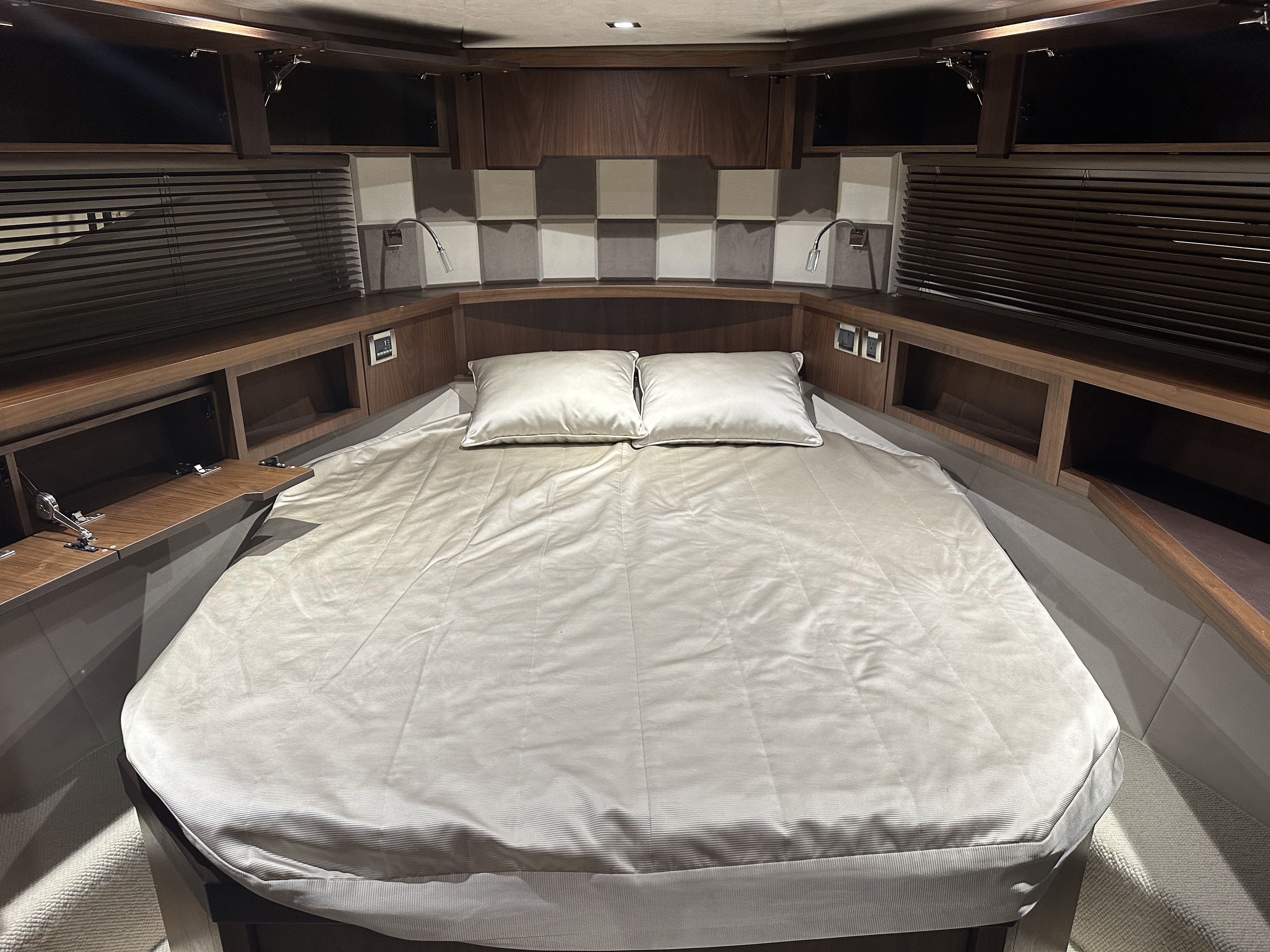 Slide: The Image of Galeon 445 HTS 2016 - 26