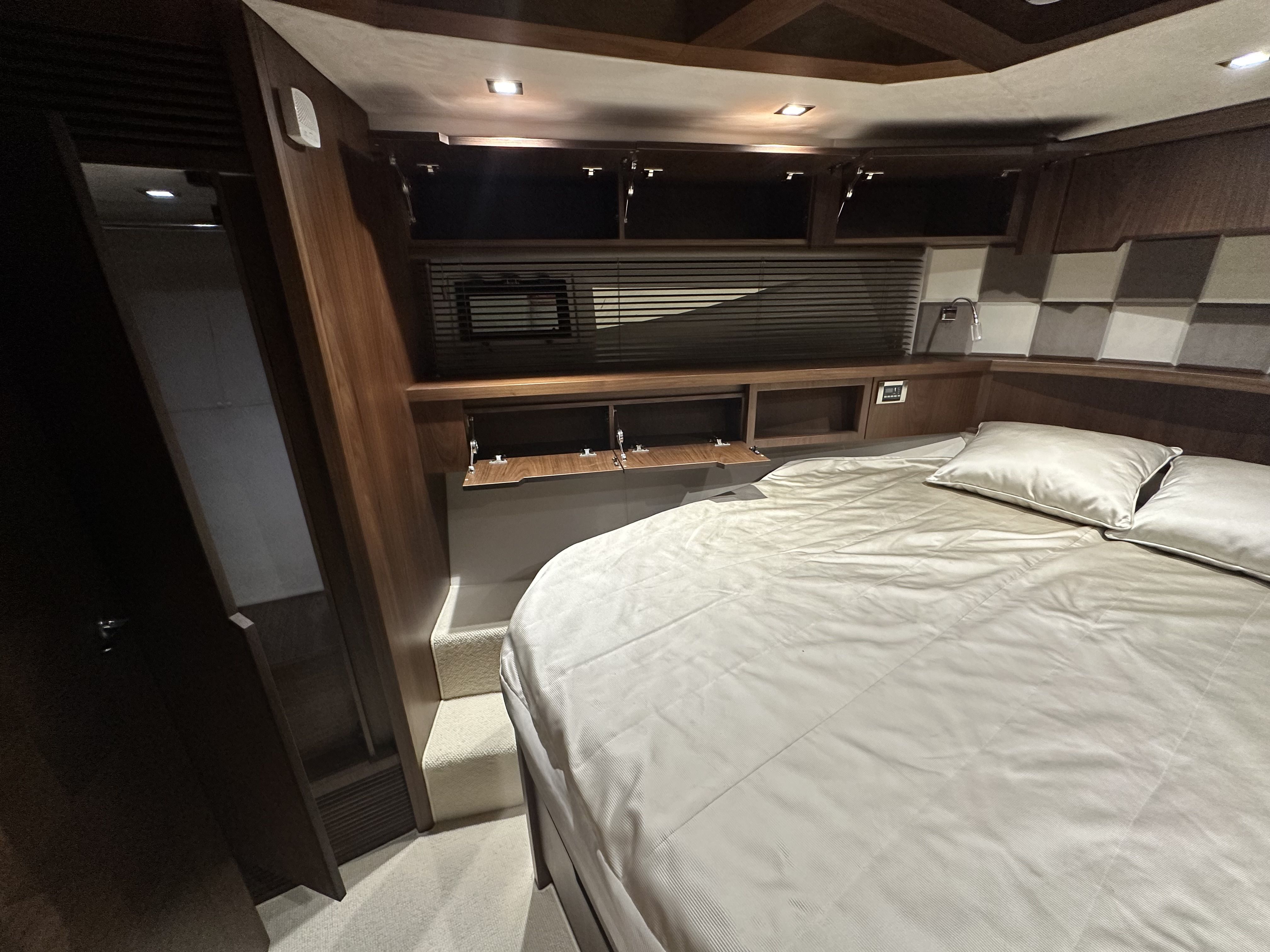 Slide: The Image of Galeon 445 HTS 2016 - 28