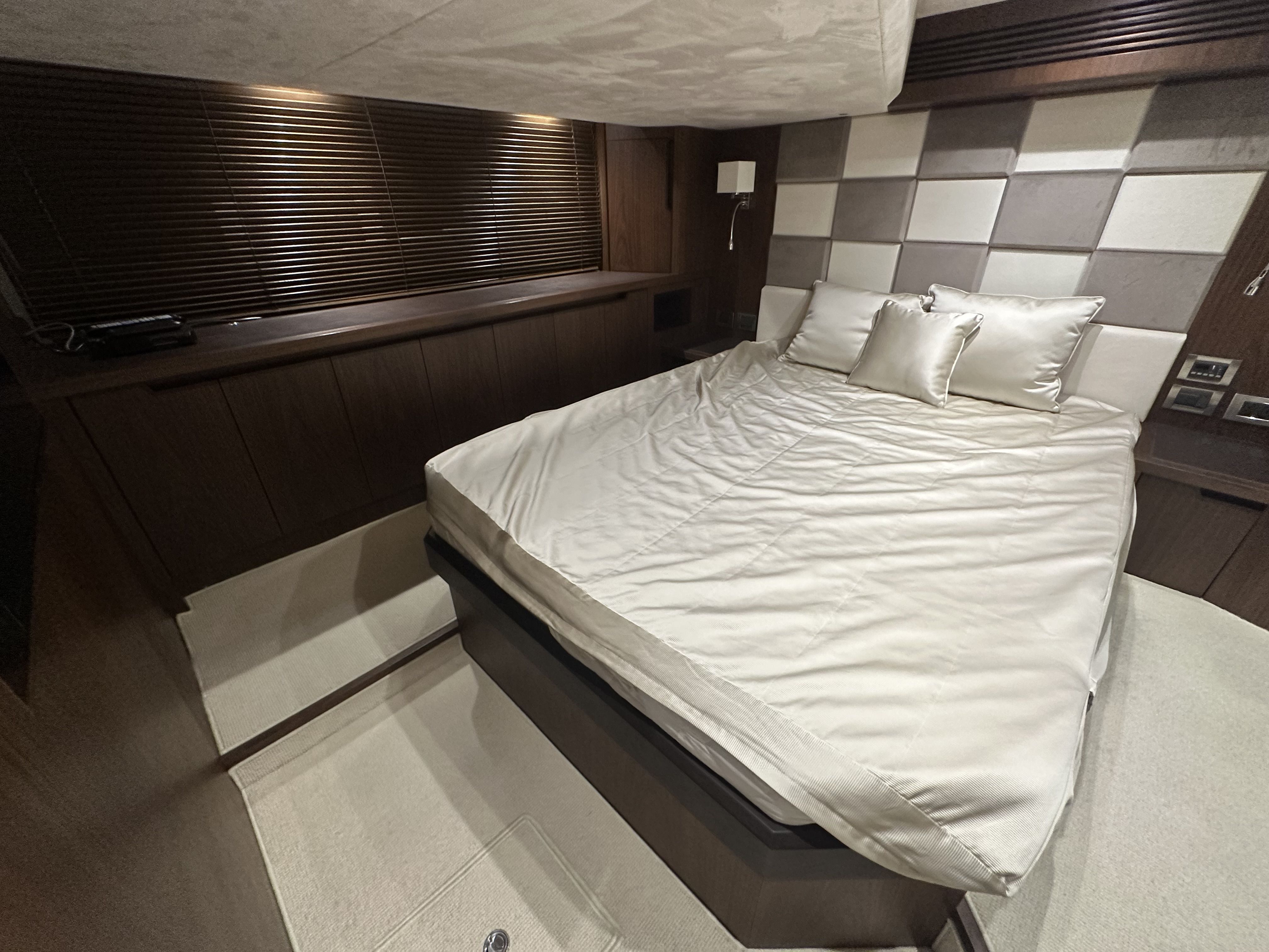Slide: The Image of Galeon 445 HTS 2016 - 33