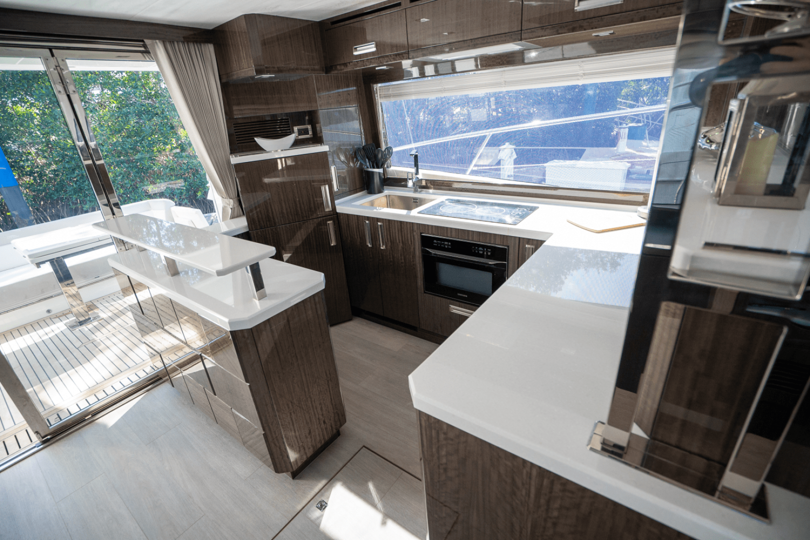 Slide: The Image of Galeon 550 FLY 2022 - 11