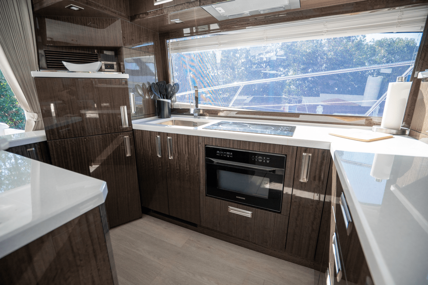 Slide: The Image of Galeon 550 FLY 2022 - 12