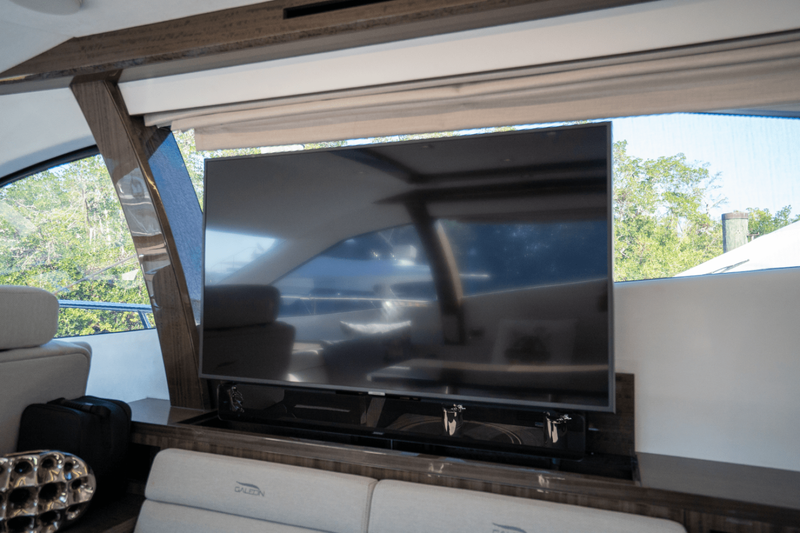Slide: The Image of Galeon 550 FLY 2022 - 18