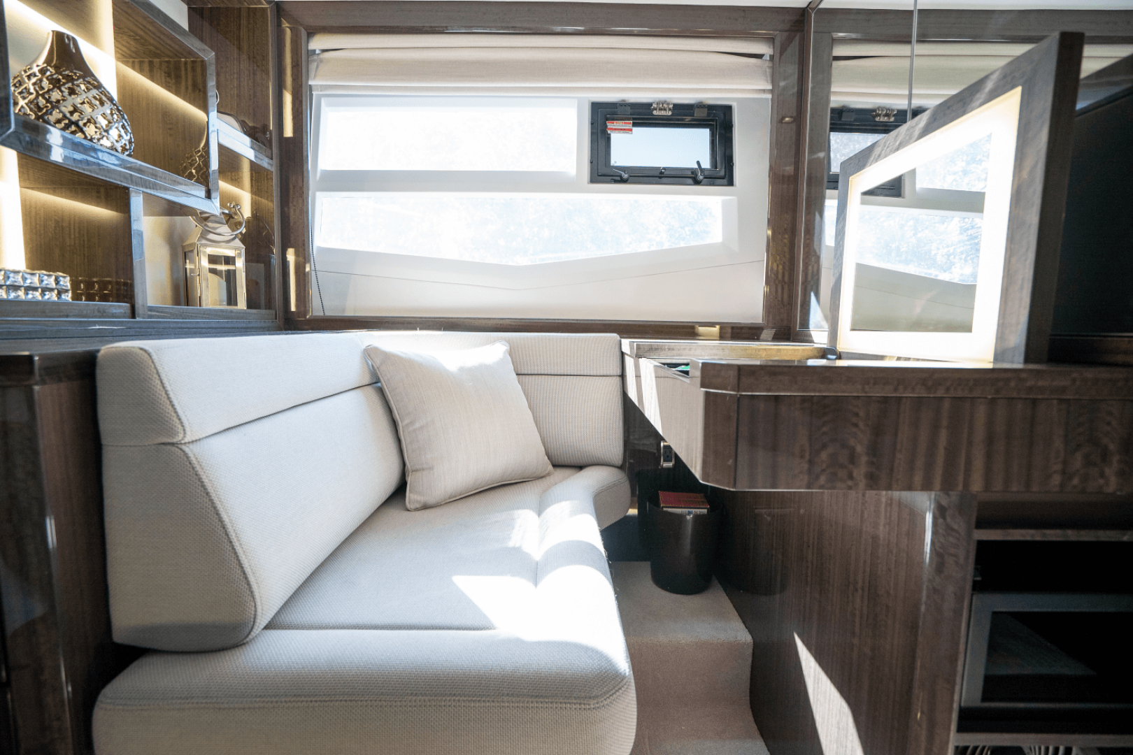 Slide: The Image of Galeon 550 FLY 2022 - 36