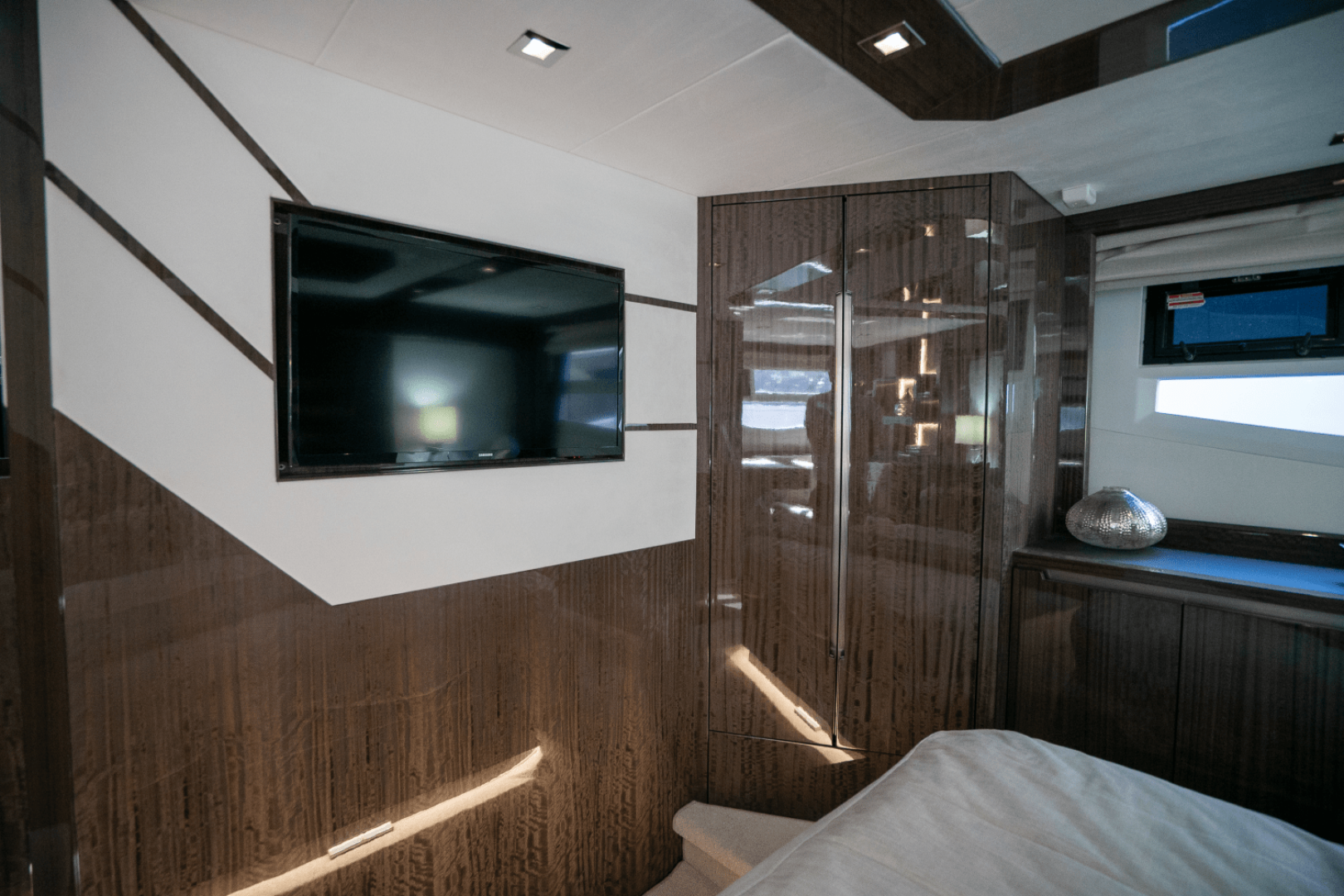 Slide: The Image of Galeon 550 FLY 2022 - 42