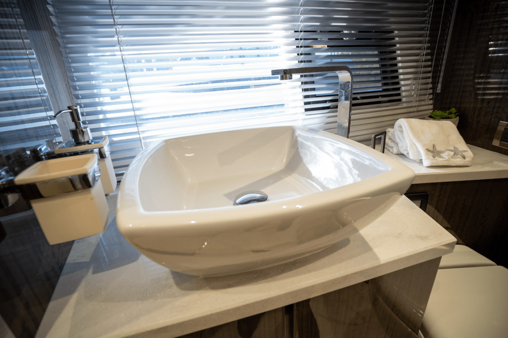 Slide: The Image of Galeon 550 FLY 2022 - 60