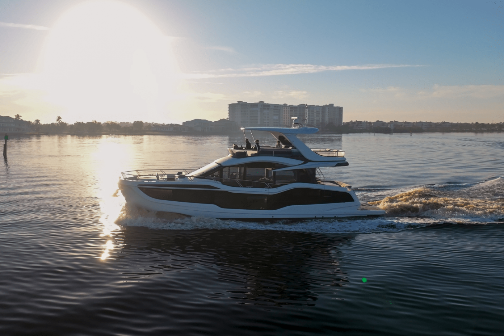 Slide: The Image of Galeon 560 FLY 2025 - 4973045