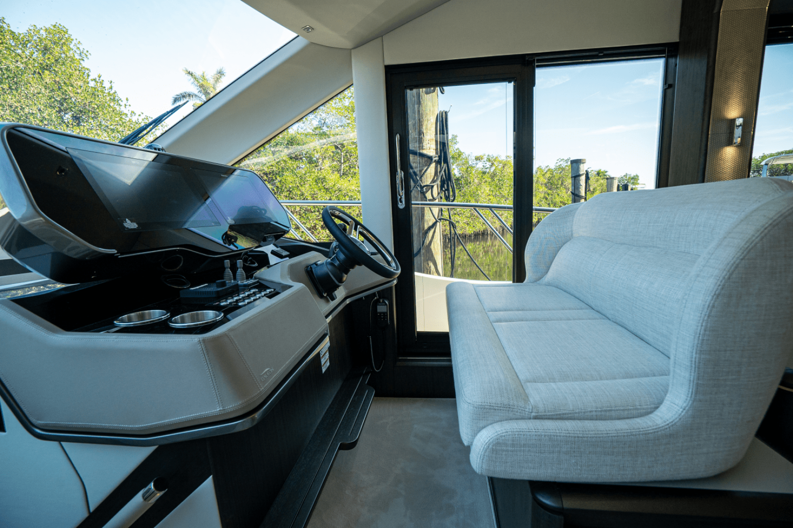 Slide: The Image of Galeon 560 FLY 2025 - 4973065