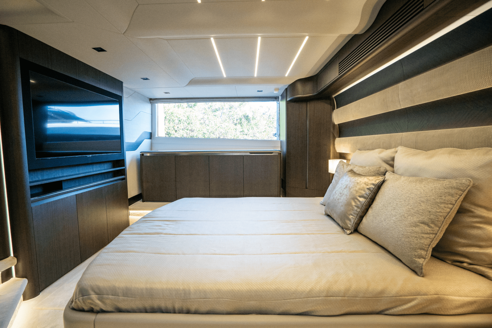 Slide: The Image of Galeon 560 FLY 2025 - 4973069