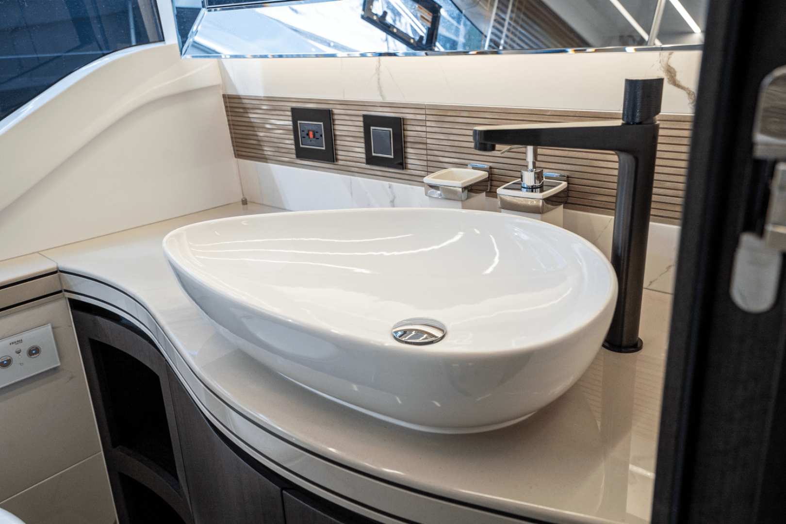 Slide: The Image of Galeon 560 FLY 2025 - 4973077