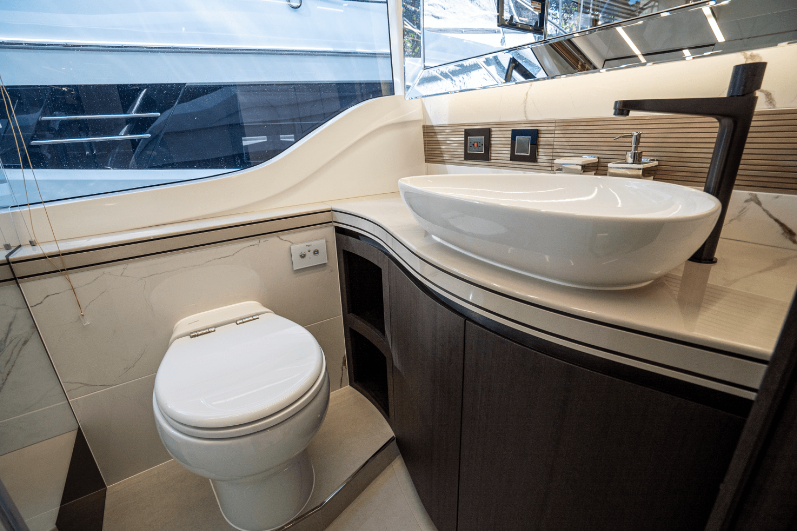 Slide: The Image of Galeon 560 FLY 2025 - 4973080