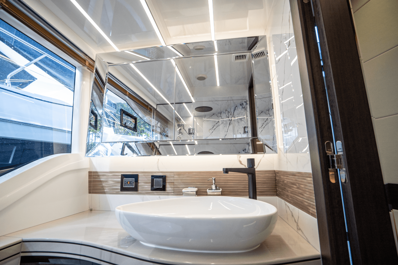 Slide: The Image of Galeon 560 FLY 2025 - 4973081