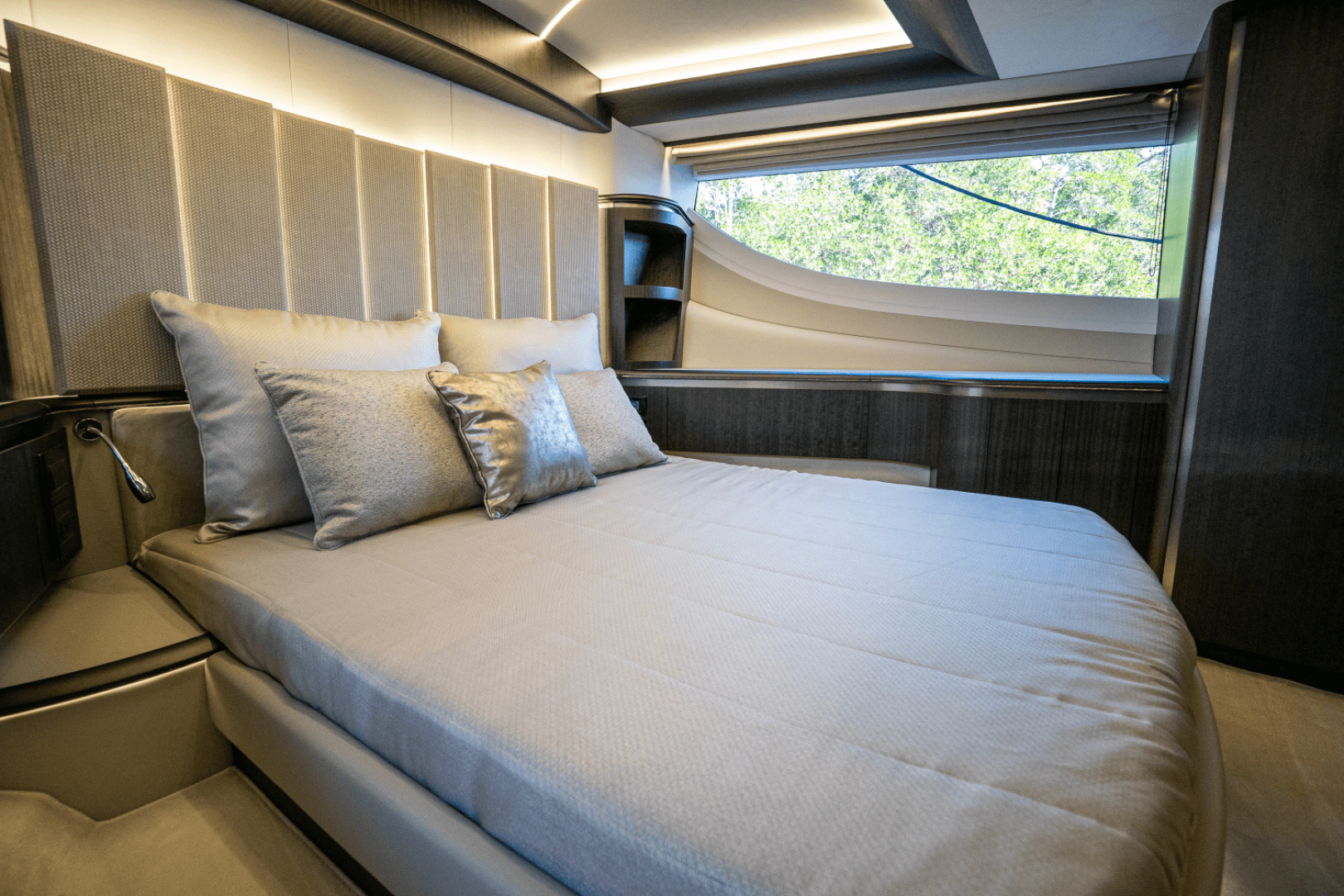 Slide: The Image of Galeon 560 FLY 2025 - 4973085