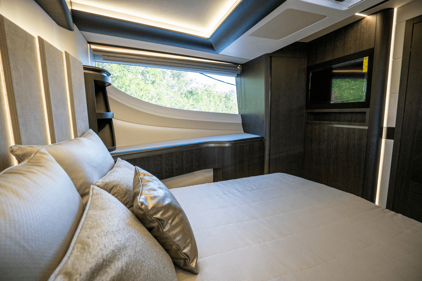 Slide: The Image of Galeon 560 FLY 2025 - 4973089