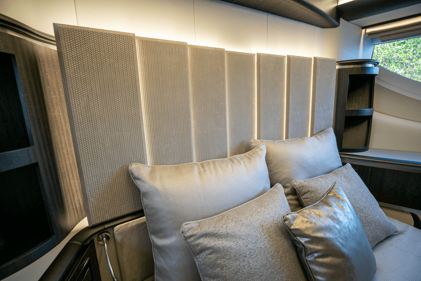 Slide: The Image of Galeon 560 FLY 2025 - 4973090