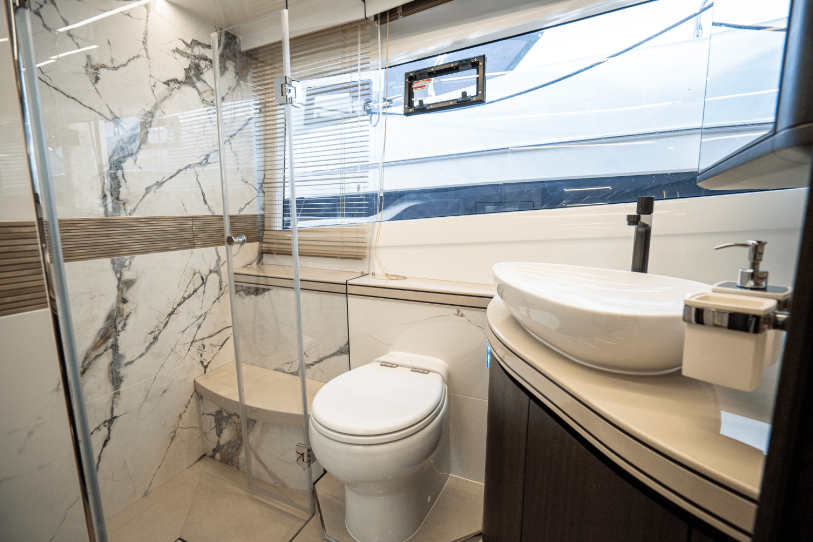 Slide: The Image of Galeon 560 FLY 2025 - 4973092