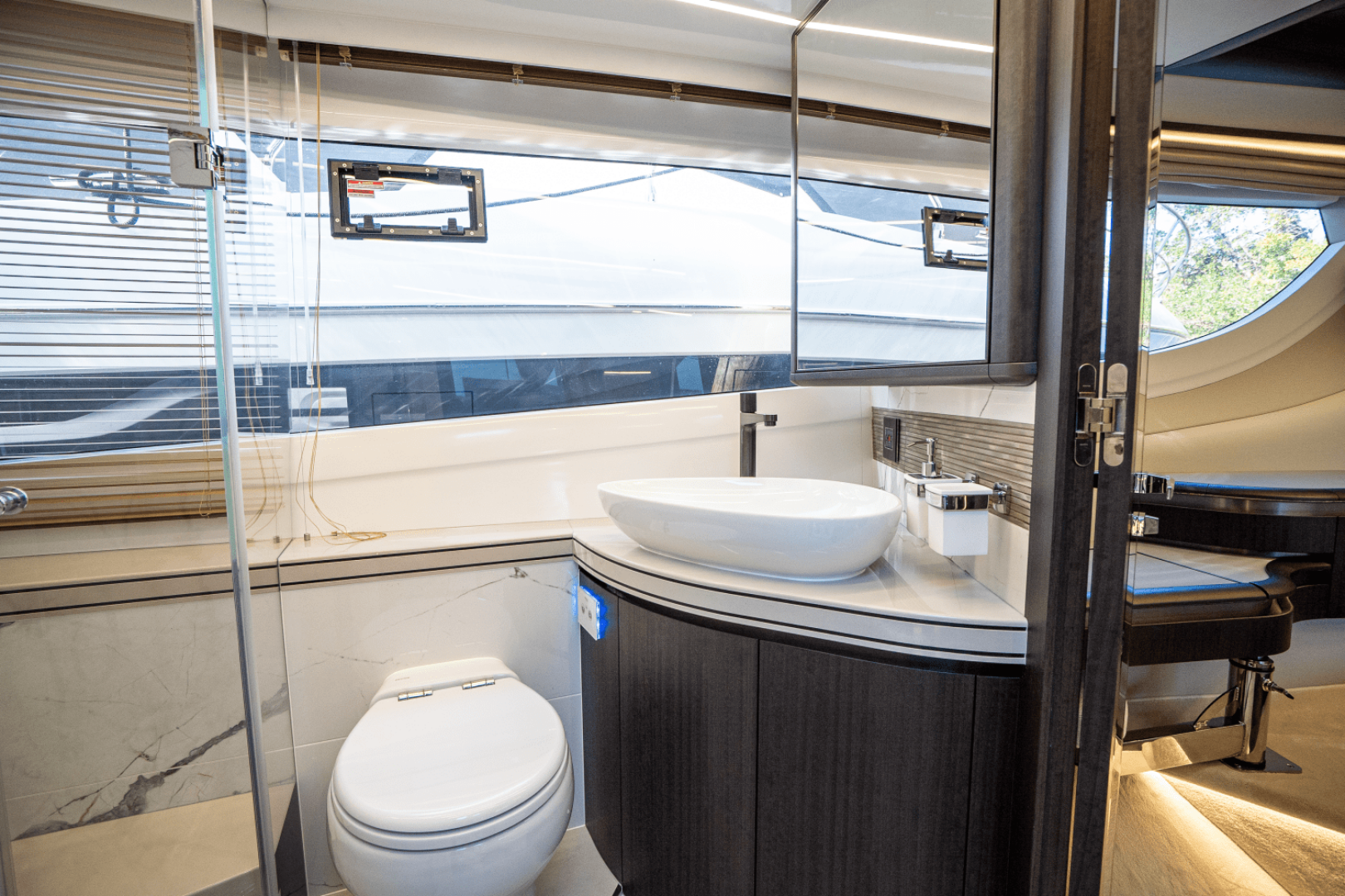 Slide: The Image of Galeon 560 FLY 2025 - 4973093