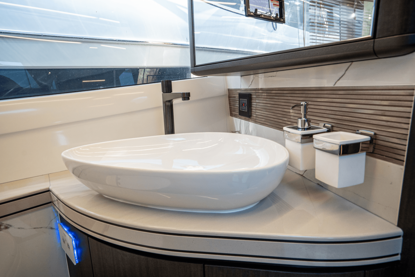 Slide: The Image of Galeon 560 FLY 2025 - 4973094
