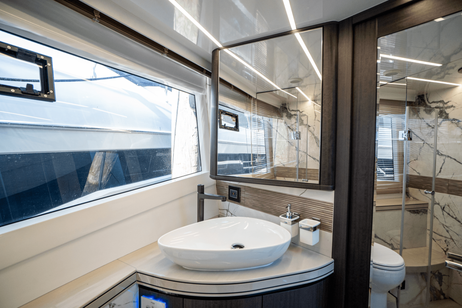 Slide: The Image of Galeon 560 FLY 2025 - 4973097