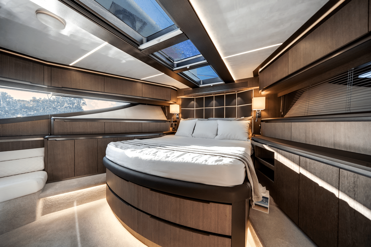 Slide: The Image of Galeon 640 FLY BRIDGE 2021 - 58