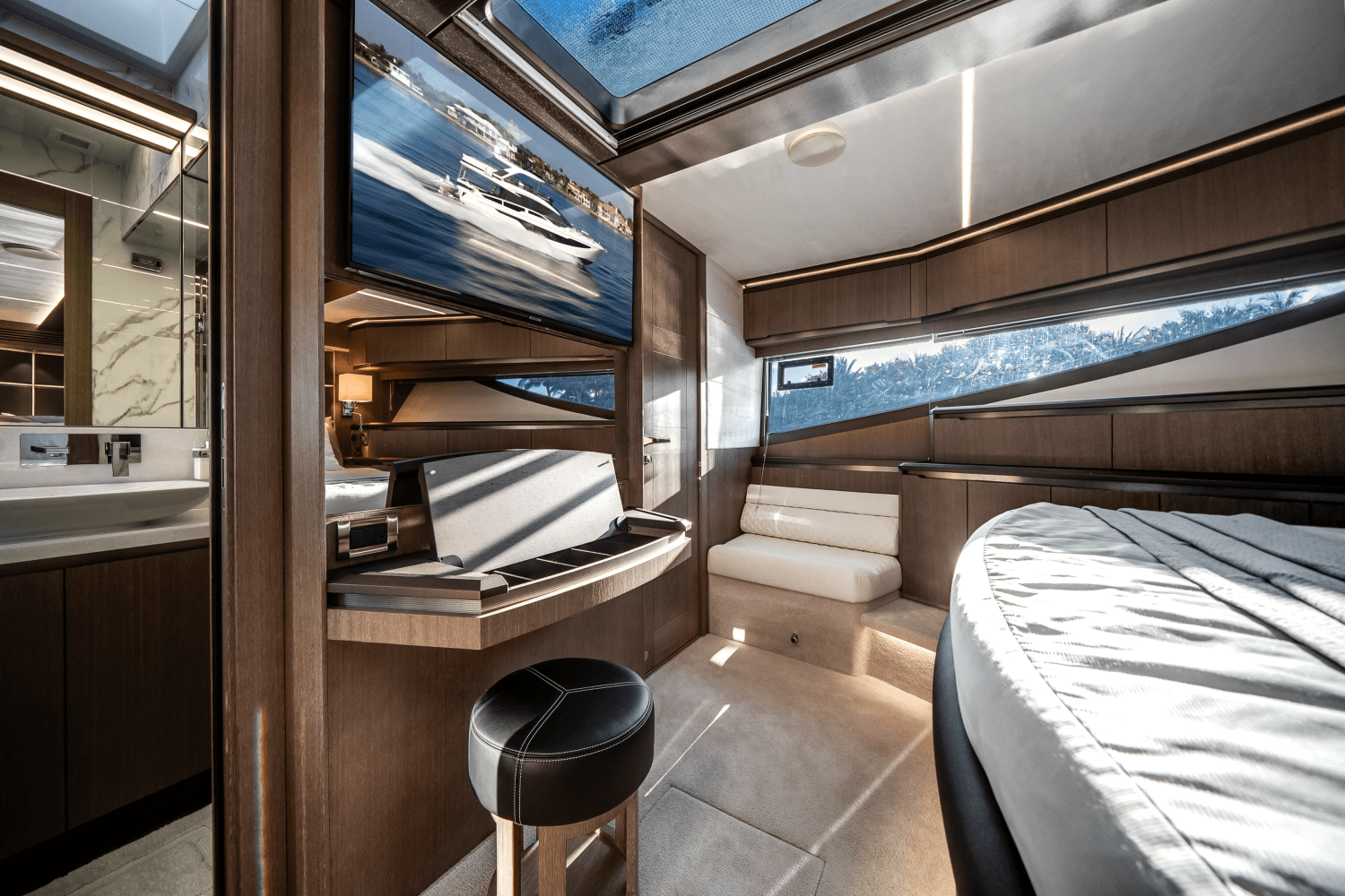 Slide: The Image of Galeon 640 FLY BRIDGE 2021 - 60