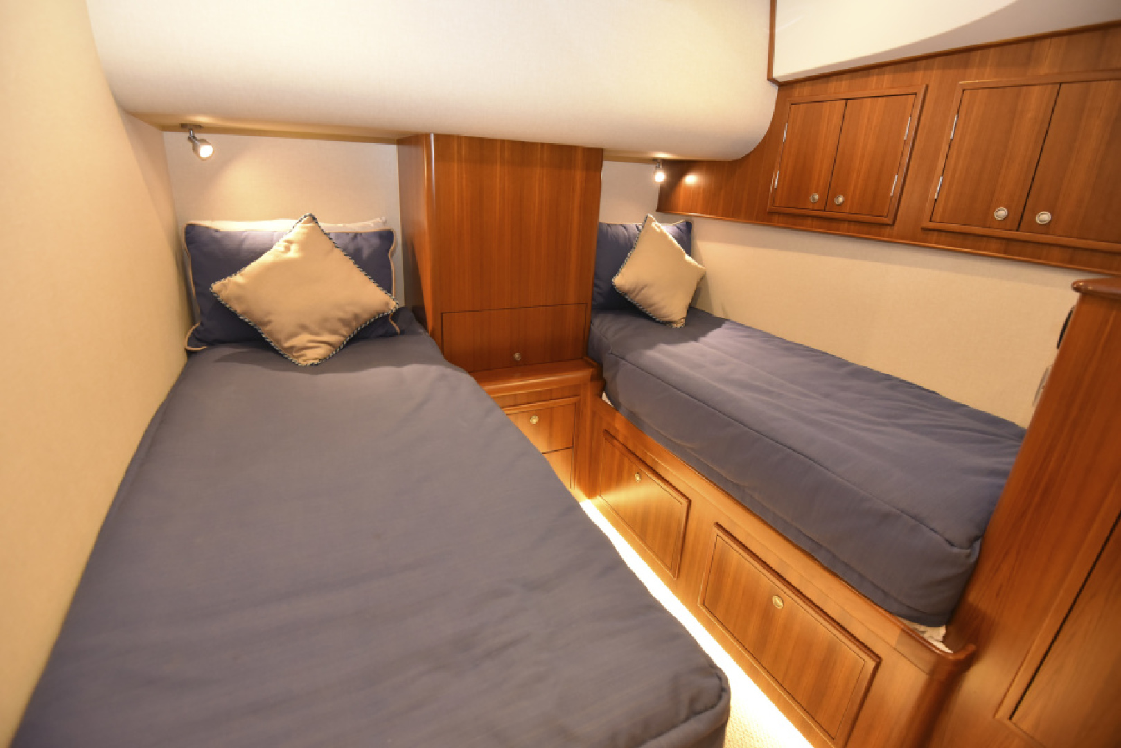 Slide: The Image of 2013 Garlington 61 Convertible - Guest Stateroom - 3930932