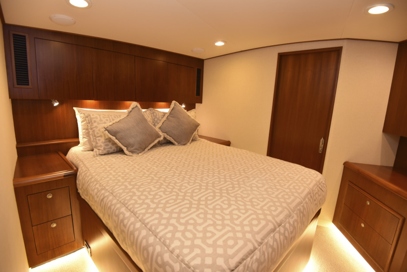 Slide: The Image of 2013 Garlington 61 Convertible - Master Stateroom - 3930977