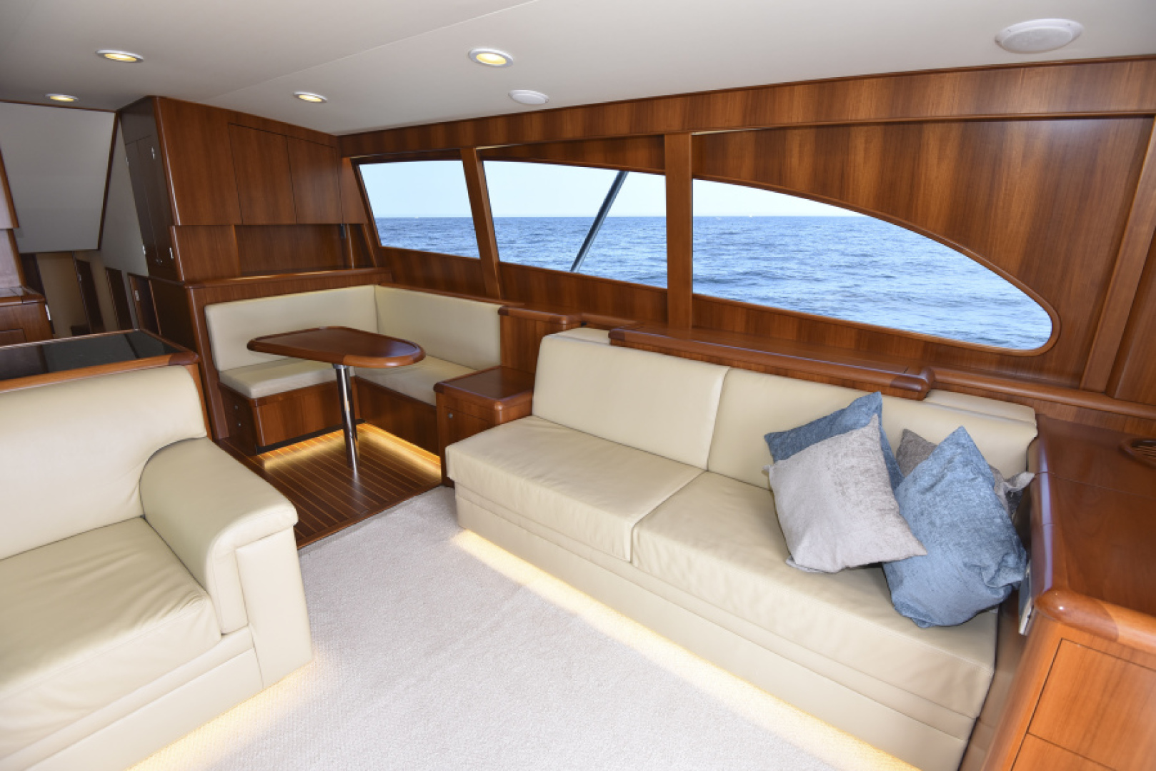 Slide: The Image of 2013 Garlington 61 Convertible - Salon - 3930923