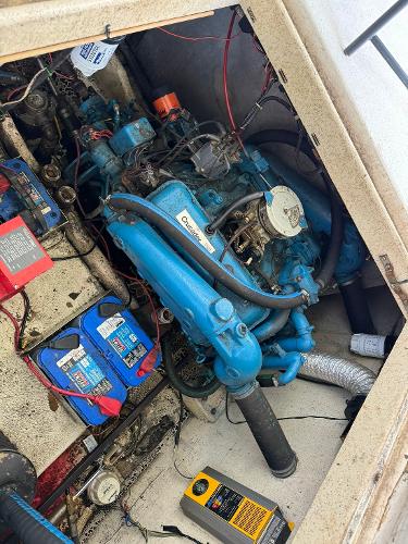 Slide: The Image of 1987 Gibson 50 Classic engine compartment with blue engine and batteries. - 38
