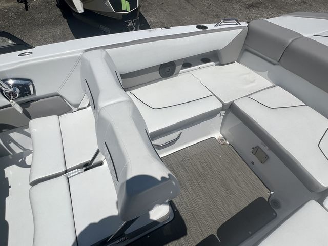 Slide: The Image of Glastron 245 GTD 2022 - 8