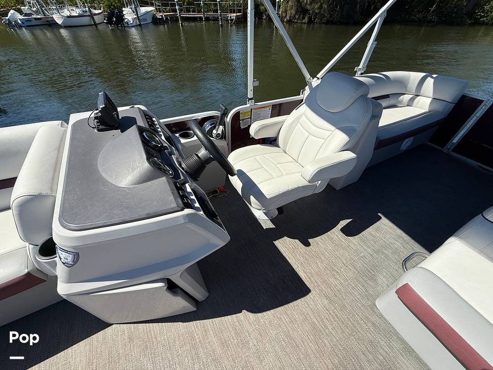 Slide: The Image of Captain's Chair - 15360855