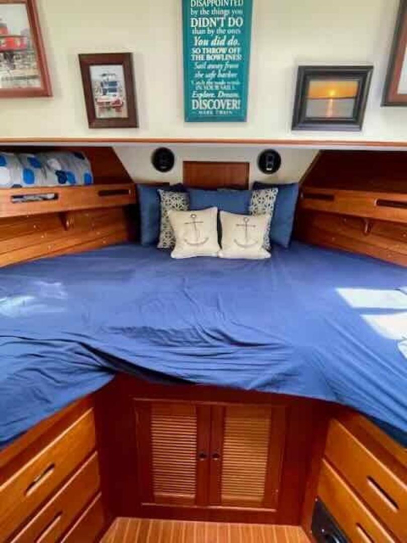 Slide: The Image of Grand Banks 2 Stateroom 46 Classic 1989 - 3420617