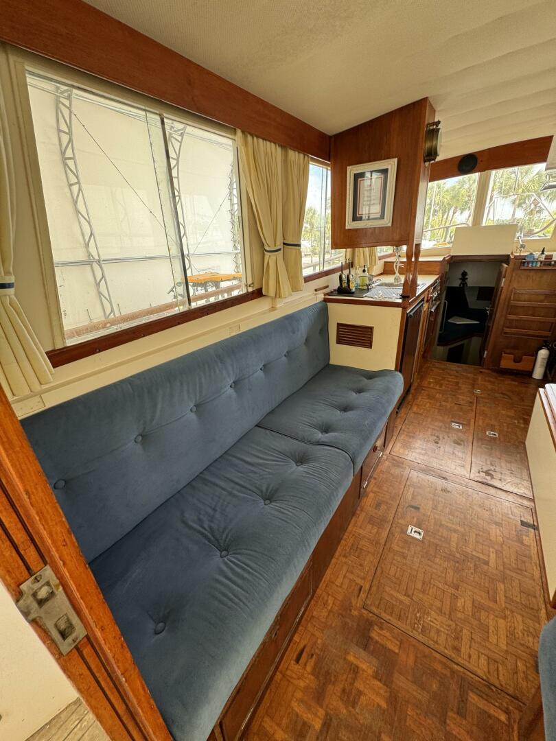 Slide: The Image of Saloon Settee - 4345951