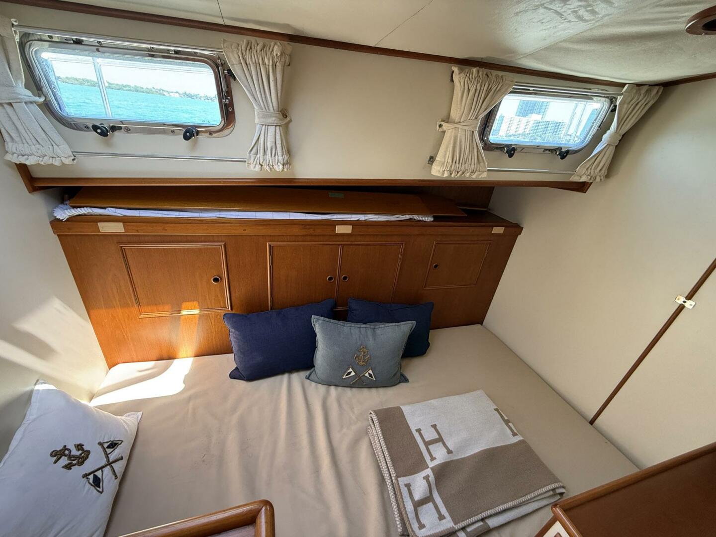 Slide: The Image of Grand Banks 49 Eastbay HX 1999 - 5179821